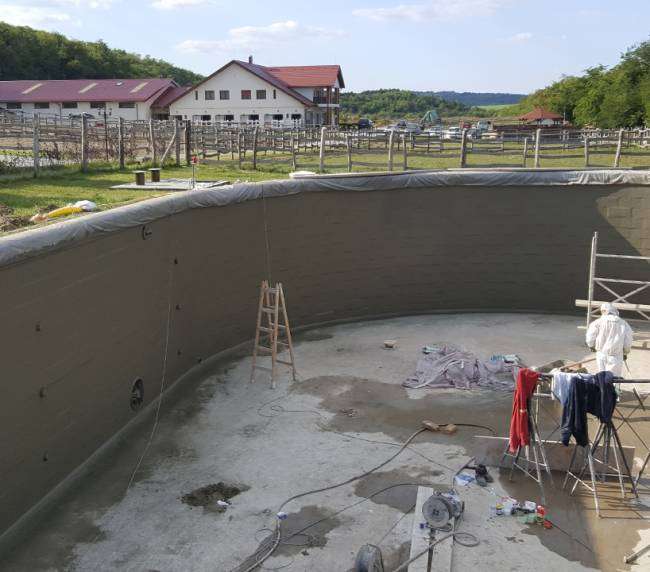 Rekonstruktion eines Löschwasser- und Pferdeschwimmbeckens